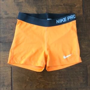 WOMANS NIKE SHORTS | sz: MEDIUM |